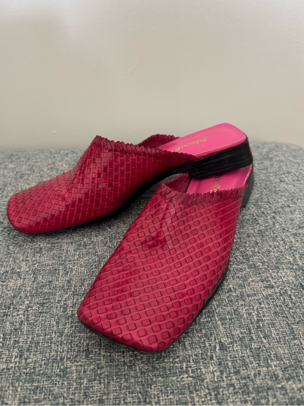 St. John’s Bay Leather Mules Women’s 8 in Raspberry Pink